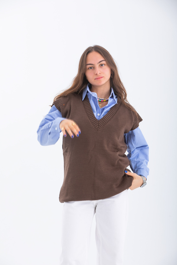 Knitted Vest In Brown – FYI thumbnail